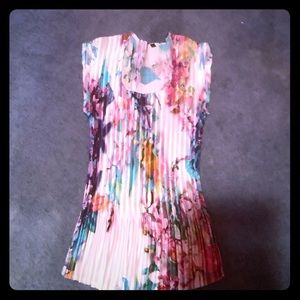 Sleeveless, pleated top